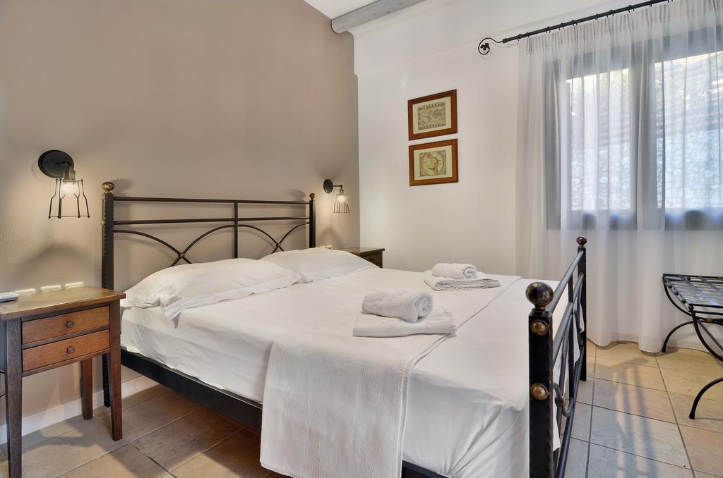 Niriides Luxury Apartments Sívota Pokoj fotografie