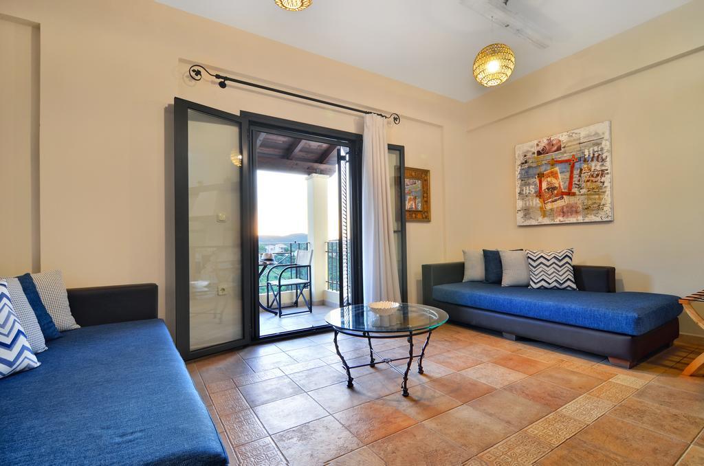 Niriides Luxury Apartments Sívota Pokoj fotografie